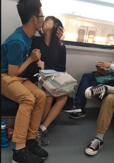 情侶搭火車狂吻！妹子埋頭苦幹簌簌叫...「爽到翻白眼」乘客全程觀戰看傻：嘴巴還含...