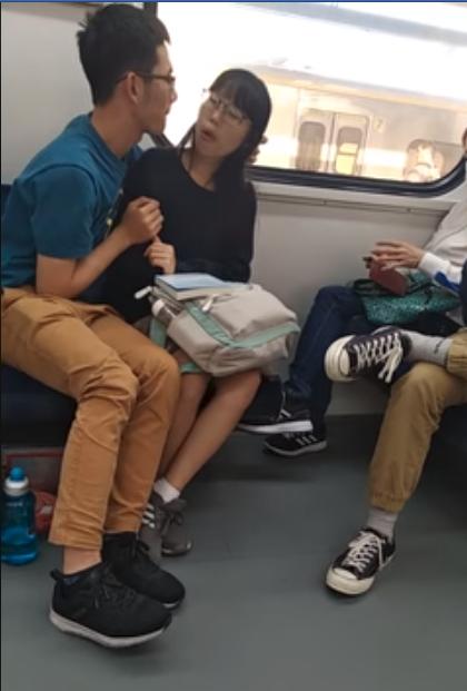情侶搭火車狂吻！妹子埋頭苦幹簌簌叫...「爽到翻白眼」乘客全程觀戰看傻：嘴巴還含...