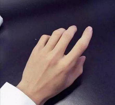  心理測試：以下4隻手，從中選一隻，測你是貧窮命還是富貴命