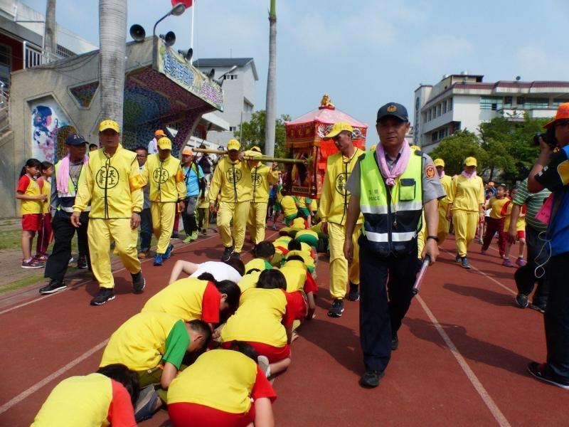 信徒全噴淚！奶奶緊抱病孫「磕頭跪迎鑾轎」：請救救他　白沙屯媽「回頭輕碰小手」暖顯神蹟