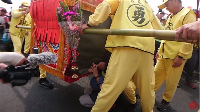 信徒全噴淚！奶奶緊抱病孫「磕頭跪迎鑾轎」：請救救他　白沙屯媽「回頭輕碰小手」暖顯神蹟
