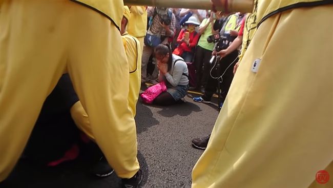 信徒全噴淚！奶奶緊抱病孫「磕頭跪迎鑾轎」：請救救他　白沙屯媽「回頭輕碰小手」暖顯神蹟