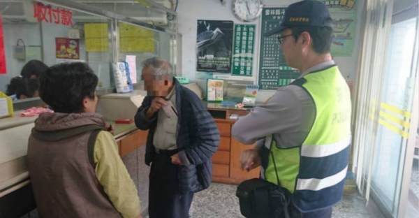 超狂阿公「到農會提領100萬」，行員請來警察怕詐騙，查清事實後原來他是把錢這樣用！真的超狂啊！