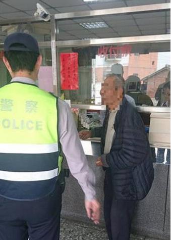 超狂阿公「到農會提領100萬」，行員請來警察怕詐騙，查清事實後原來他是把錢這樣用！真的超狂啊！