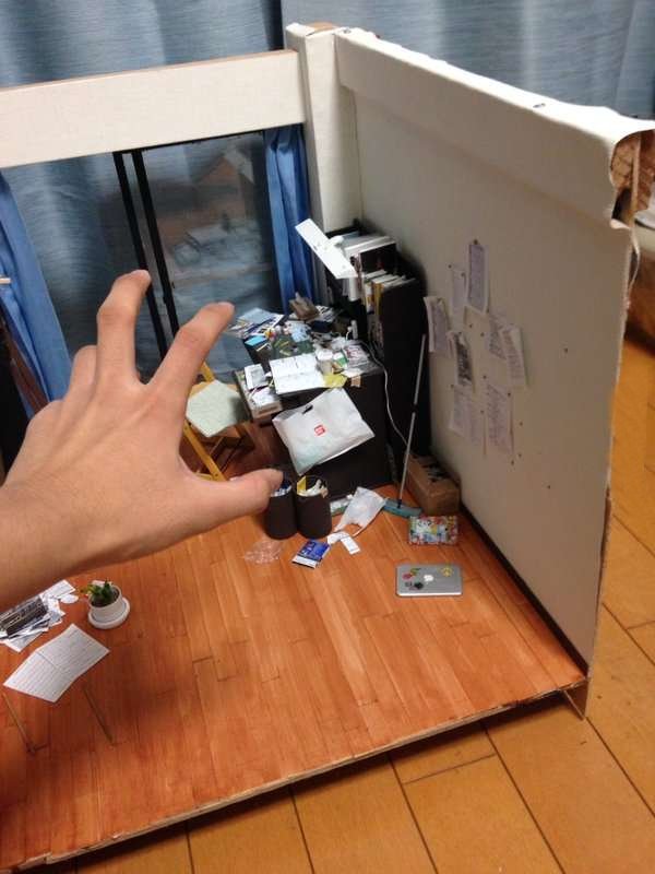 這張「超普通的高中生房間」全網瘋傳 　看似平凡髒亂「但一換個角度」網友全膜拜：大師我錯了！