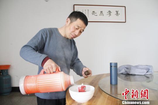 孝婿守護癱瘓岳母千餘夜：多活一天家裡就多團圓一天