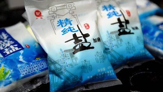 不管木質或是瓷磚地板，清水中撒幾樣東西，拖的乾淨不留水漬