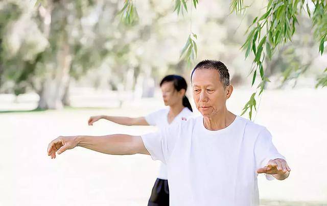一套養生甩手操，每天甩手五分鐘，舒筋活血強健心臟，預防老年癡呆，讓你的壽命更長久