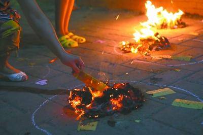 「燒紙錢」祭拜祖先禁忌：燒紙錢給祖先真的能收到嗎？風水大師說出了這些禁忌！