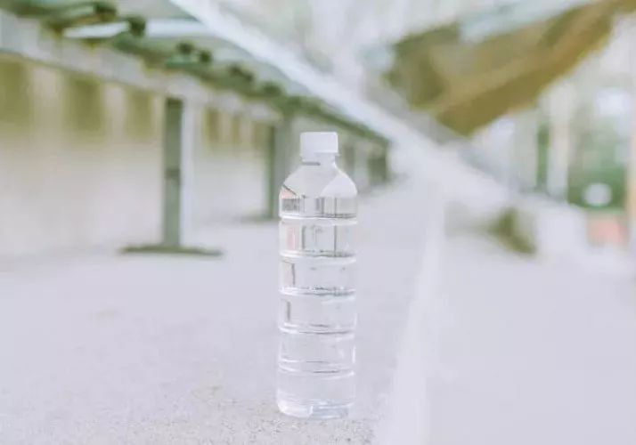 除了生死，一切都是過眼雲煙，唯一能把握住的就是身邊的幸福。