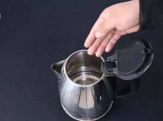 電熱水壺只用不洗？只需一招，水垢自己嘩嘩往下掉，立馬乾凈如新