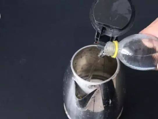 電熱水壺只用不洗？只需一招，水垢自己嘩嘩往下掉，立馬乾凈如新