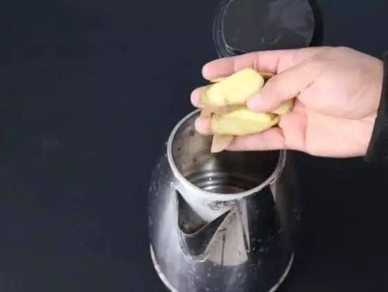 電熱水壺只用不洗？只需一招，水垢自己嘩嘩往下掉，立馬乾凈如新