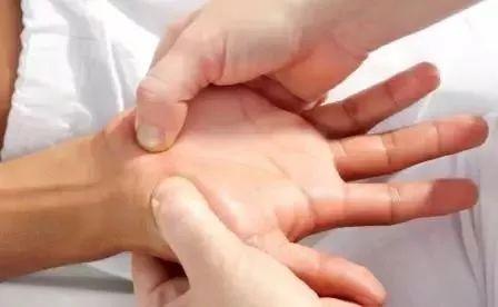 每天按摩此處5分鐘，有效緩解你的頸椎病、氣管炎……