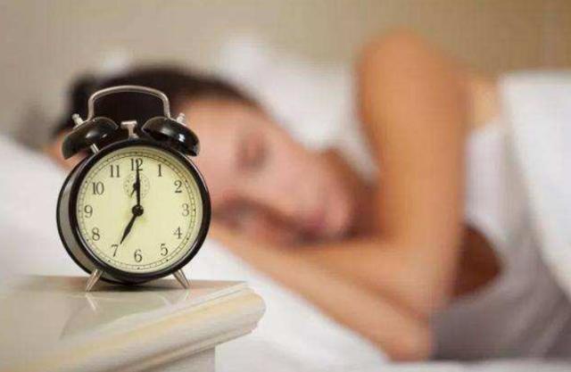 運動一定有助於睡眠嗎？簡單的睡前操，讓你一分鐘擁有整晚好睡眠
