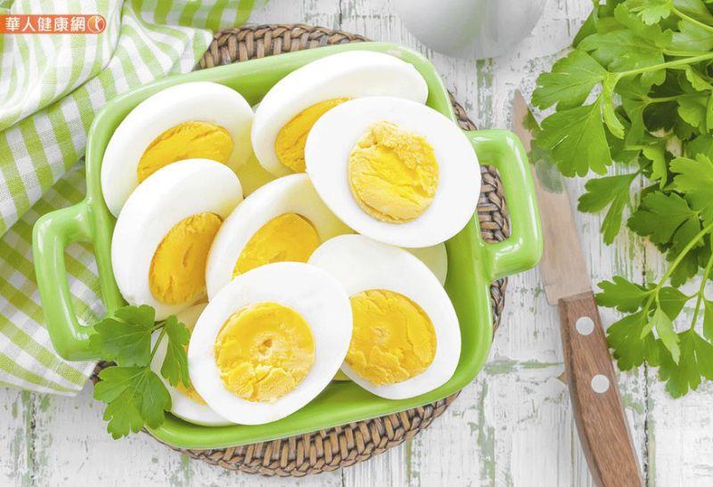 打破葉黃素之亂！營養師：一天吃一碟菠菜、一顆蛋黃就夠了