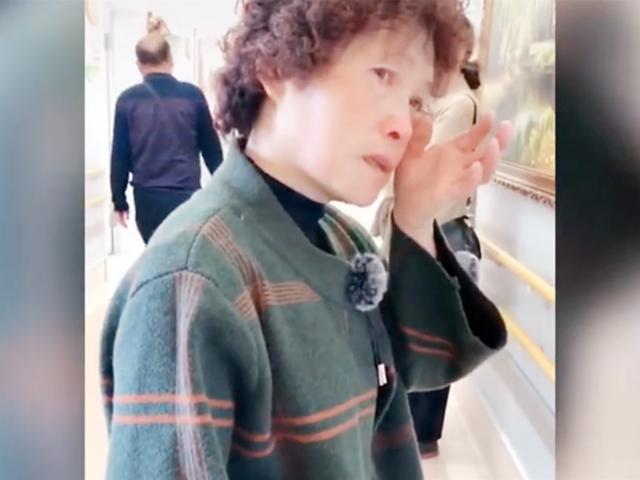 婆婆得知兒媳「順轉剖」，站在產房門口是這樣的反應，淚目感動