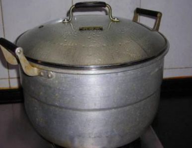 丈夫早市擺攤，妻子心疼送飯，這天醒來瞥眼門鎖，妻子把飯倒水溝