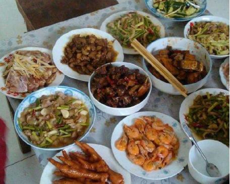 丈夫早市擺攤，妻子心疼送飯，這天醒來瞥眼門鎖，妻子把飯倒水溝