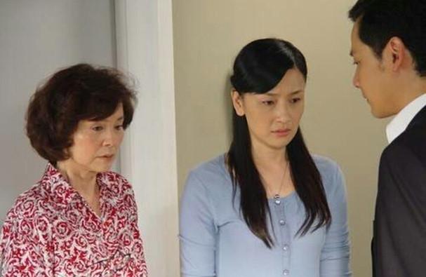 我生病住院，兒媳盡心伺候，病友指著她的耳朵，我懊悔不已