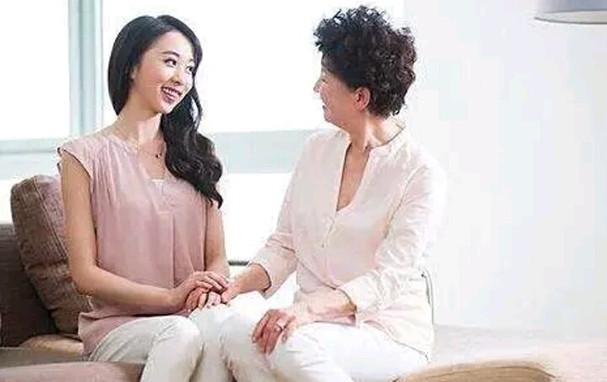 我生病住院，兒媳盡心伺候，病友指著她的耳朵，我懊悔不已