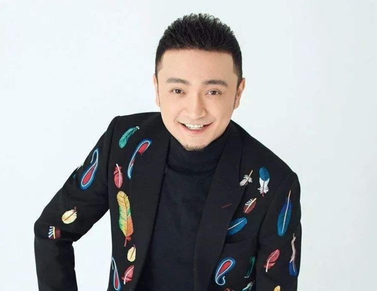 他是主持人，結婚5年沒孩子，與妻子很少在一起，但感情卻很好