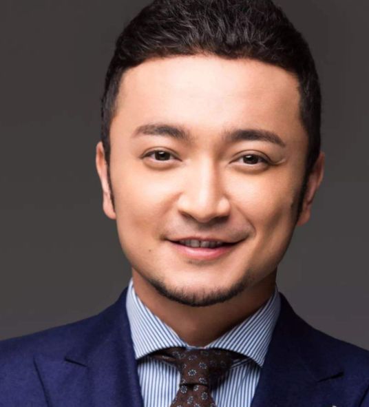 他是主持人，結婚5年沒孩子，與妻子很少在一起，但感情卻很好