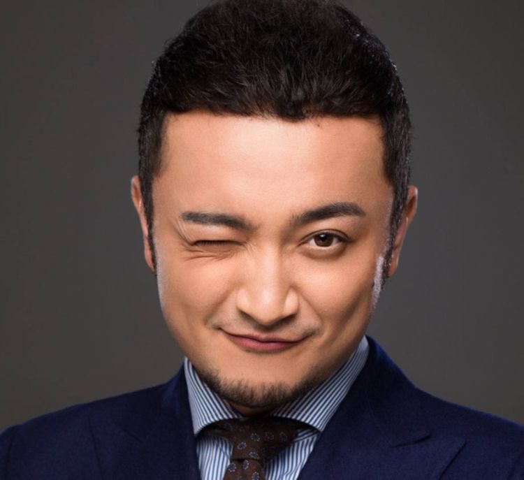 他是主持人，結婚5年沒孩子，與妻子很少在一起，但感情卻很好