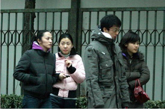 老公撒謊出差，帶第三者出國旅遊，忘拿身份證返回去，推開門傻啦