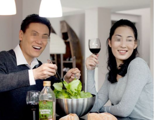 老公破產，俺辭退家裡7年保姆，臨走前她給俺張存摺，打開後傻住