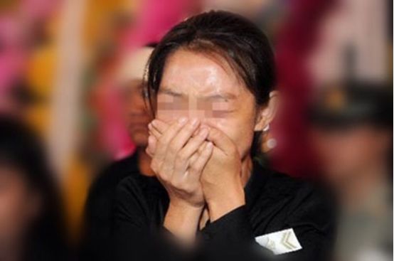 老公破產，俺辭退家裡7年保姆，臨走前她給俺張存摺，打開後傻住