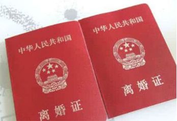 離婚第二天，丈夫夢到妻子被人污辱，著急跑回家，衝進臥室蒙了