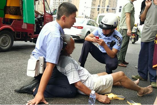 老人被車撞倒，男孩上前攙扶，同事視而不見，第二天男孩升職加薪