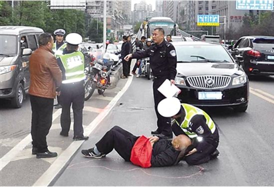 老人被車撞倒，男孩上前攙扶，同事視而不見，第二天男孩升職加薪