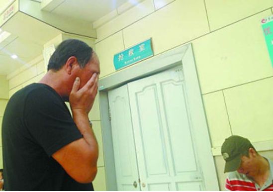 老人被車撞倒，男孩上前攙扶，同事視而不見，第二天男孩升職加薪