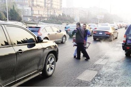 老人被車撞倒，男孩上前攙扶，同事視而不見，第二天男孩升職加薪