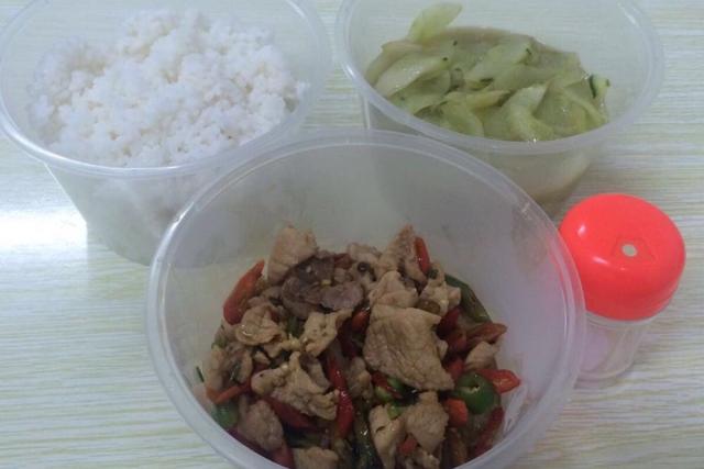 兒子出生，婆婆在老家辦酒席，每桌飯菜成本200，份子錢凈賺2萬