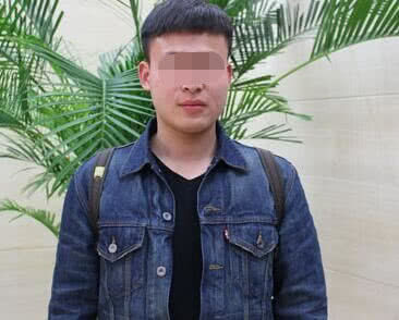 父親每月給兒子寄錢，兒子卻從不回電話，去趟兒子學校，父親傻住