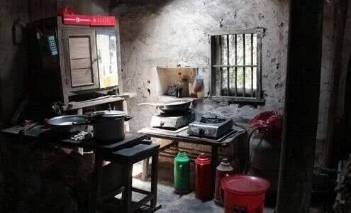 女兒贍養母親五年，臨終卻把遺產都給了兒子，女婿不服，回家傻了