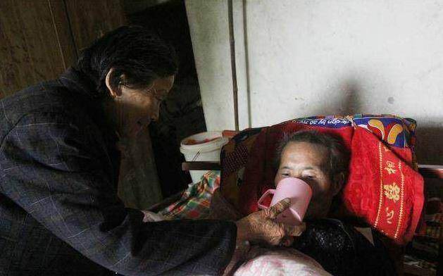 女兒贍養母親五年，臨終卻把遺產都給了兒子，女婿不服，回家傻了