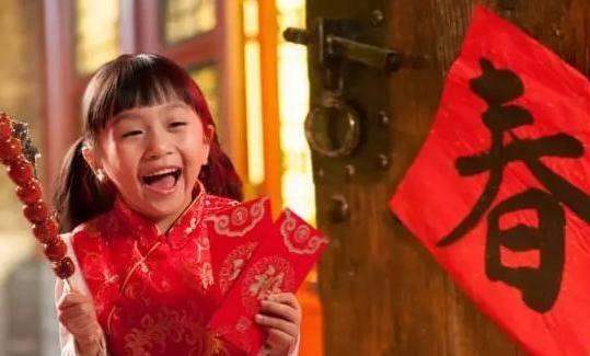 兒子哭著說：「奶奶騙人，紅包裡面根本沒有錢。」我看後哈哈大笑