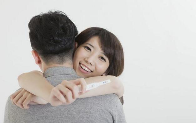 老公抱兒子回家，霸氣婆婆直接把他們趕出家門，全村都點贊