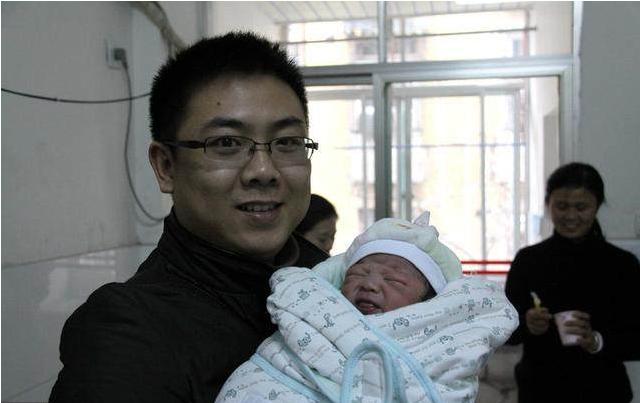 老公抱兒子回家，霸氣婆婆直接把他們趕出家門，全村都點贊