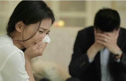 老公抱兒子回家，霸氣婆婆直接把他們趕出家門，全村都點贊