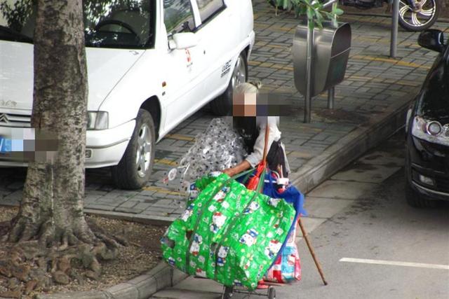 兒子結婚因彩禮欠下8萬，老人外出拾荒兩年，終將欠款還清