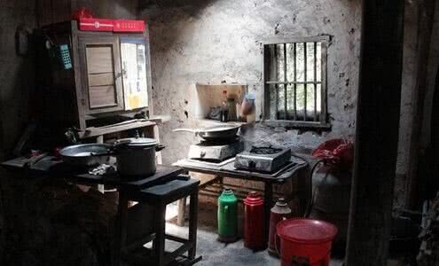 女兒贍養母親五年，臨終卻把遺產都給了兒子，女婿不服，進門傻了