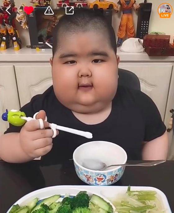 6歲小胖弟「不上學開直播」被罵斂財　爸媽曝心酸原因 ，百萬網友淚崩：太勇敢了！