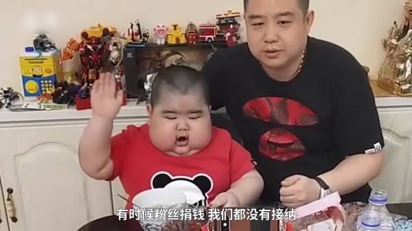 6歲小胖弟「不上學開直播」被罵斂財　爸媽曝心酸原因 ，百萬網友淚崩：太勇敢了！