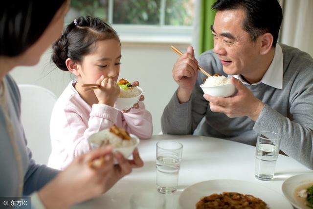 准婆婆不讓我上桌子吃飯，我強烈反擊，老公的話讓我想離婚