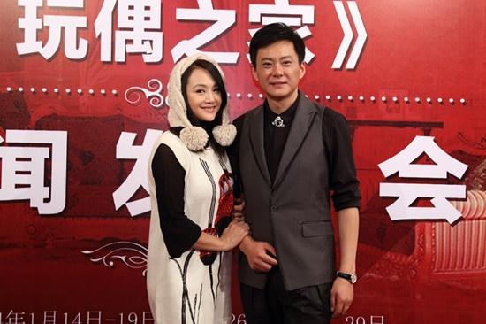 他成功娶回央視主持人，奮鬥31年仍不如妻子，今兒子帥氣夫妻恩愛